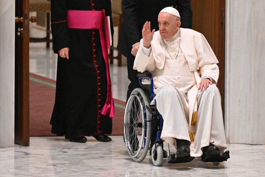 پاپ فرانسیس، رهبر کاتولیک‌های جهان با ویلچر وارد بحرین شد +عکس