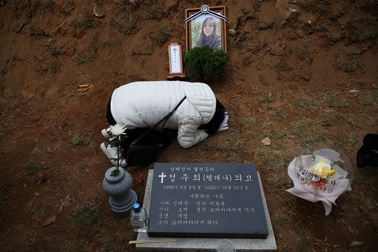 مراسم تدفین کشته‌شدگان حادثه هالووین در سئول + عکس