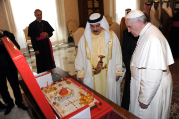 کادوی عجیب پادشاه بحرین به پاپ + عکس