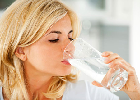 نوشیدن این مقدار آب، یبوست را رفع، دمای بدن را تنظیم و پوست را درخشان می کند