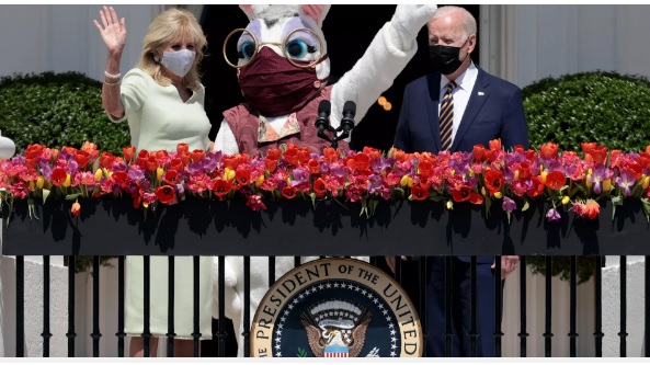 تصویری از رییس جمهور آمریکا در کنار عروسک خرگوش