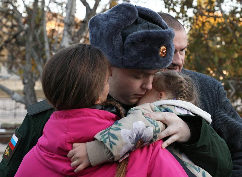 خداحافظی سربازان وظیفه ارتش روسیه با خانواده هایشان + عکس