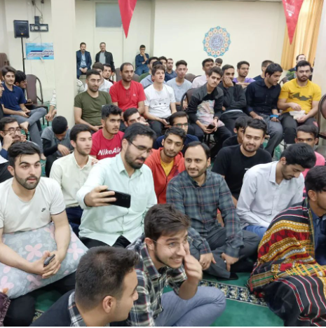 سخنگوی دولت بین دانشجویان در تماشای بازی ایران و انگلیس+ عکس