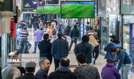 تماشای بازی ایران و انگلیس در اماکن عمومی تهران + عکس
