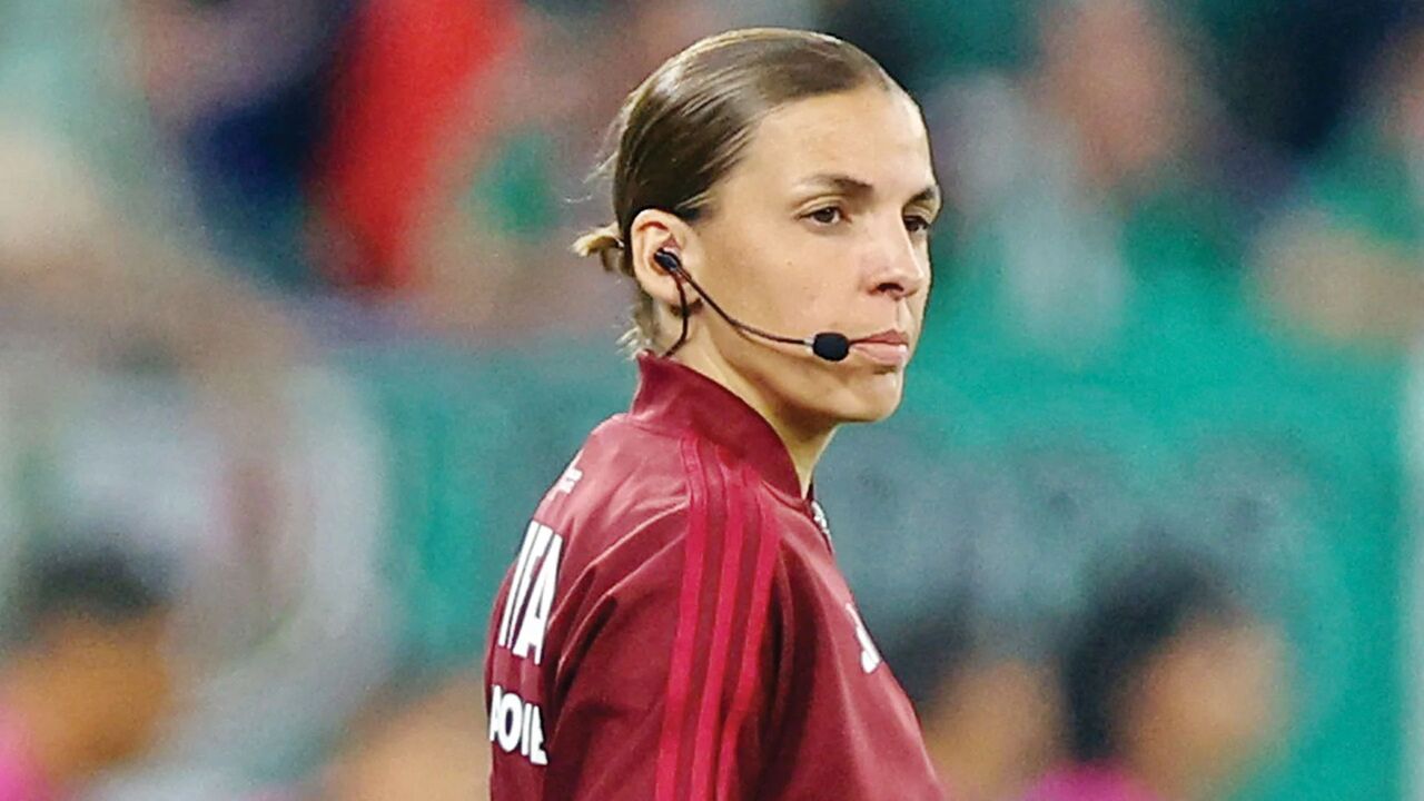 برای نخستین بار یک زن موفق به قضاوت در جام جهانی  فوتبال شد