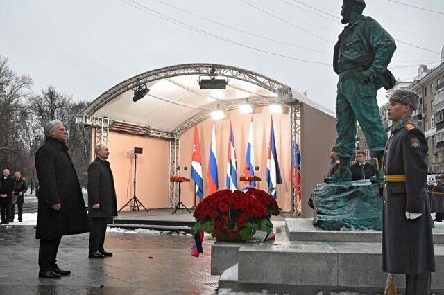 ولادیمیر پوتین بنای  یادبود فیدل کاسترو را در مسکو افتتاح کرد +تصویر