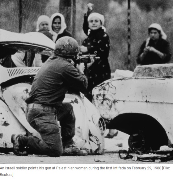 نشانه رفتن اسلحه سرباز اسرائیلی به سمت زنان  در فوریه 1988 +تصویر