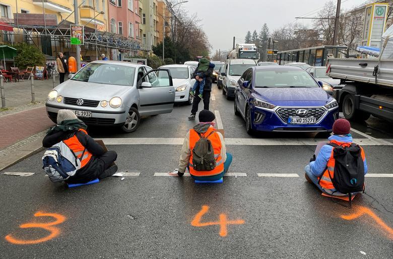 حرکت نمادین معترضان محیط زیست در آلمان + عکس