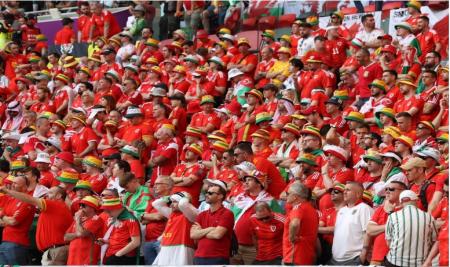 سکوی یکپارچه قرمز و غمگین تماشاگران ولز +عکس