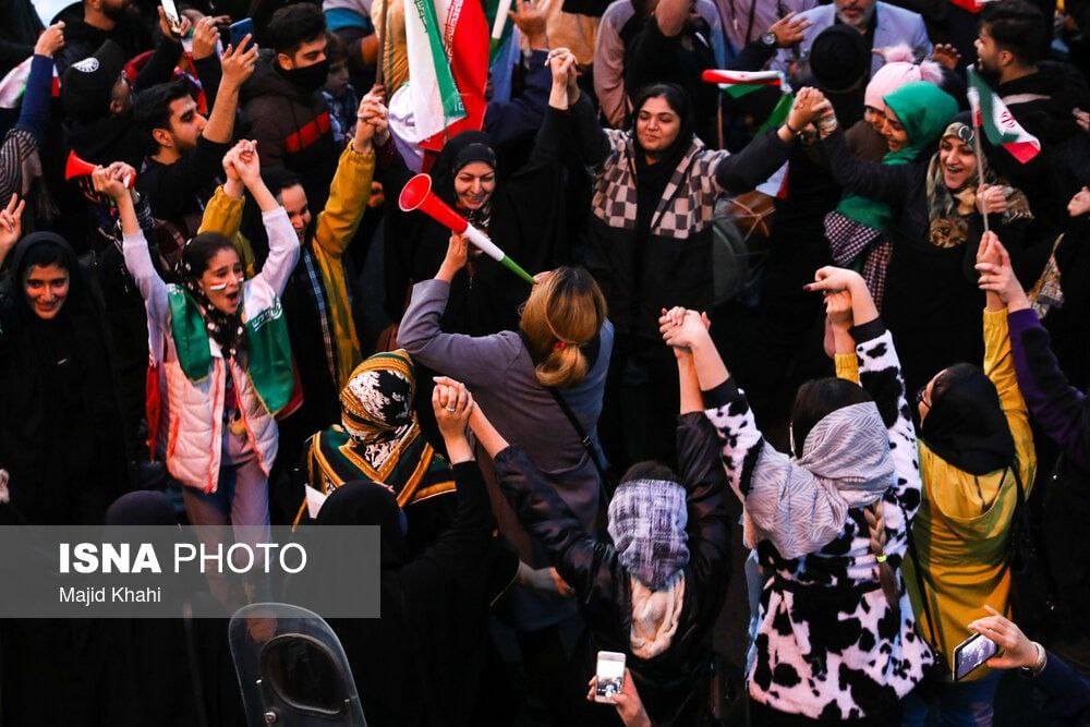 شادی متفاوت بانوان در جشن پیروزی غرور آفرین ایران +تصویر