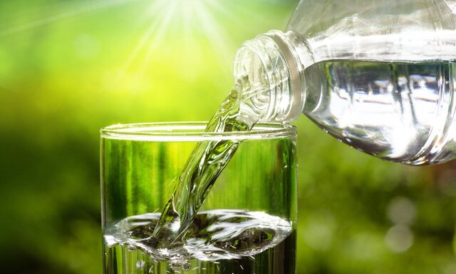 آیا نوشیدن ۲ لیتر آب در روز برای سلامتی افسانه است؟