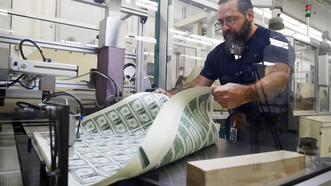 تصویری از یک کارگر در چاپخانه دلار در آمریکا 