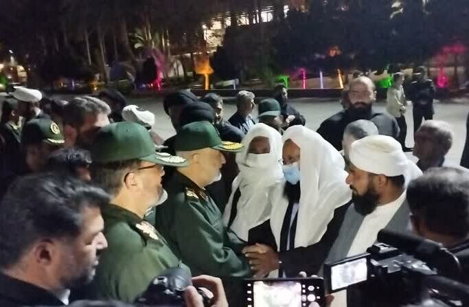 فرمانده کل سپاه پاسداران در بدو ورود به زاهدان مورد استقبال ریش سفیدان، بزرگان و سران طوایف +تصویر