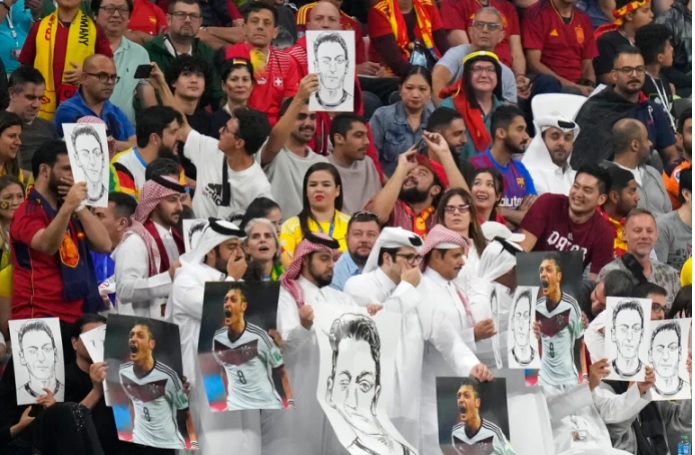 هواداران در اعتراض به رفتار نژادپرستانه با مسعود اوزیل دهان خود را پوشاندند
