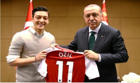 مسعود اوزیل باید در خصوص این عکس با رجب طیب اردوغان، به آلمانی ها توضیح  می داد +عکس