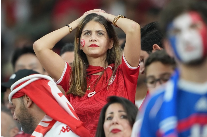 چهره مغموم هوادار تیم ملی تونس پس از برد برابر تیم ملی فرانسه