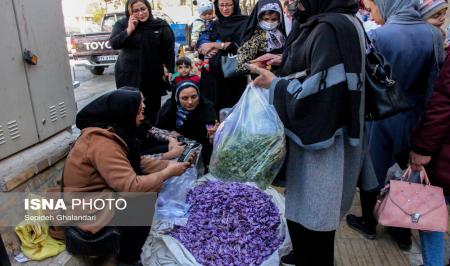 مبادلۀ گران‌ترین گل جهان در سر گذرها و خیابان‌ها + عکس