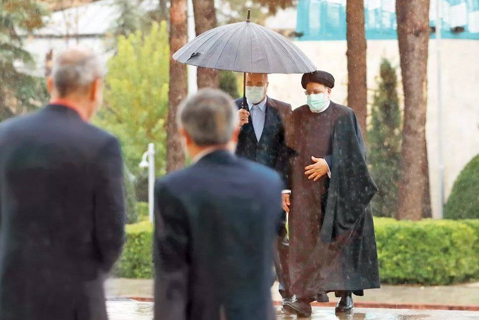 سبک جالب چتر گرفتن  قالیباف برای رئیس‌جمهور در زیر باران +تصویر
