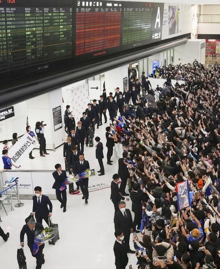 استقبال پرشور ژاپنی ها از کاروان تیم ملی کشورشان +‌عکس