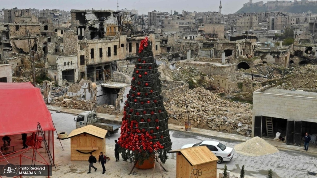 درخت کریسمس مسیحیان سوریه میان آوارهای شهر حلب + عکس