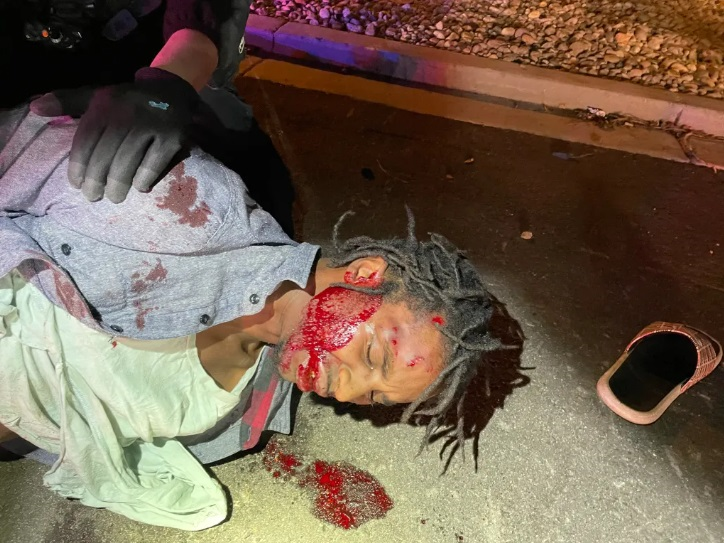 حمله نژادپرستانه به راننده سیاه‌پوست و لبخند پلیس آمریکا + عکس