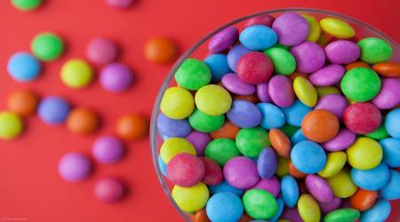 مضرات رنگ‌های خوراکی موجود در اسمارتیز، شکلات و شیرینی