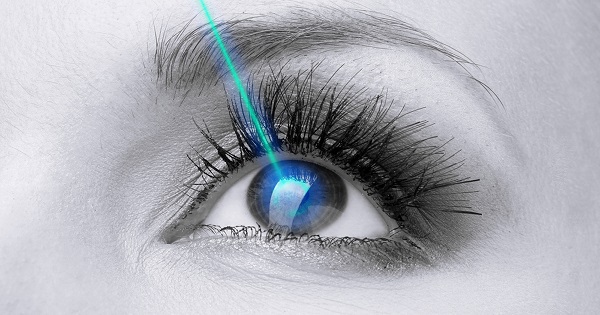 بیماری هایی که ناشی از جراحی تغییر رنگ چشم و کاشت نگین در چشم هستند