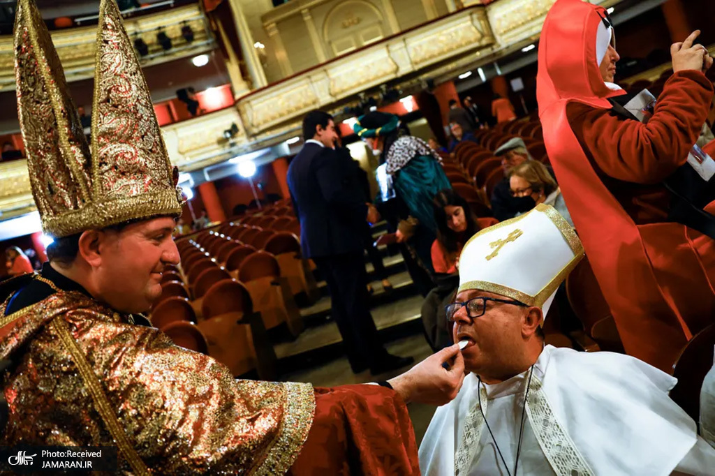 مراسم سنتی مسیحیان در کلیسای اسپانیا + عکس