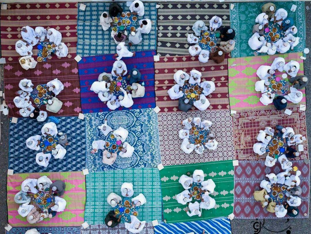 تصویری زیبا  از مراسم افطاری عمانی ها 