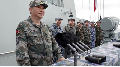 شی جین پینگ رئیس جمهوری چین با لباس نظامی بر روی عرشه کشتی جنگی +تصویر