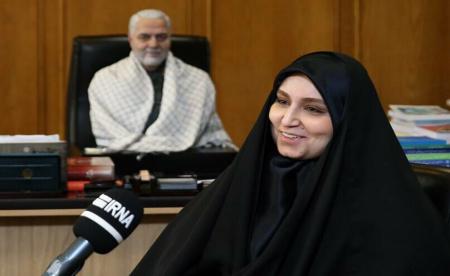 مجسمه پدر در دفترکار دختر سردار سلیمانی + عکس