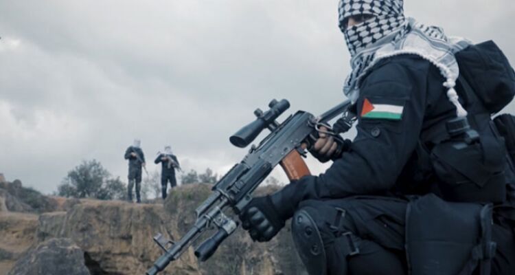 تصویری از یک تک تیرانداز فلسطینی مجهز به قناصه