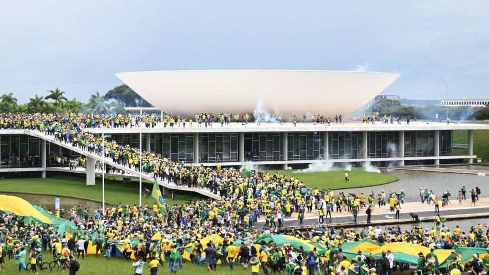 یورش هواداران رئیس جمهوری سابق برزیل به ساختمان‌ کنگره ملی و کاخ ریاست جمهوری  +تصویر