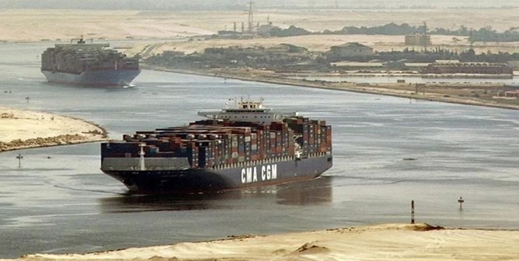 تصویری بسیار زیبا از حرکت کشتی در کانال سوئز 