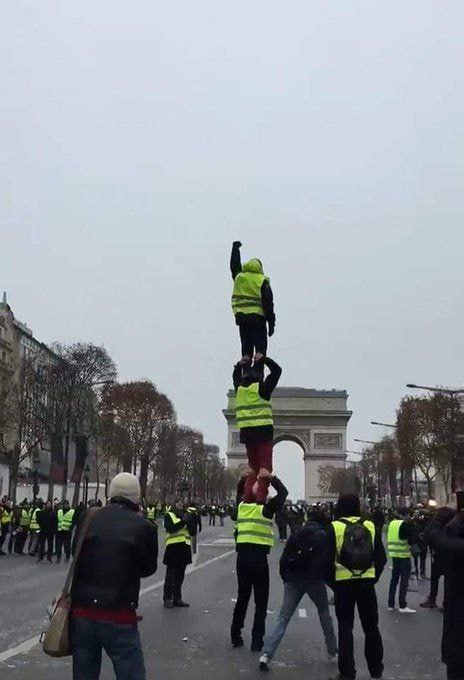 تصویری جالب در حاشیه بازگشت جلیقه زردها به خیابانهای پاریس + عکس