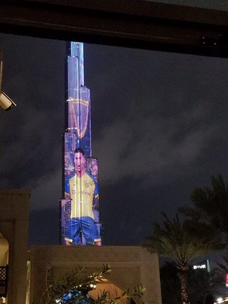 تصویری از رونالدو با لباس النصر روی بلندترین برج جهان + عکس