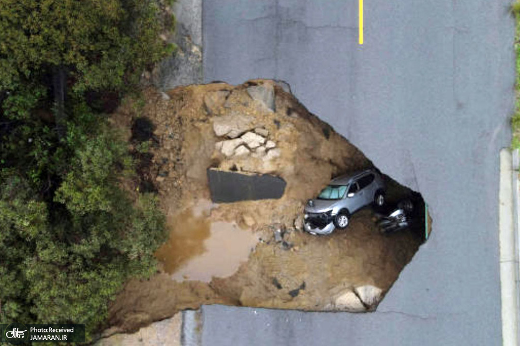 سقوط دو وسیله نقلیه به درون چاله براثر رانش زمین در کالیفرنیا + عکس
