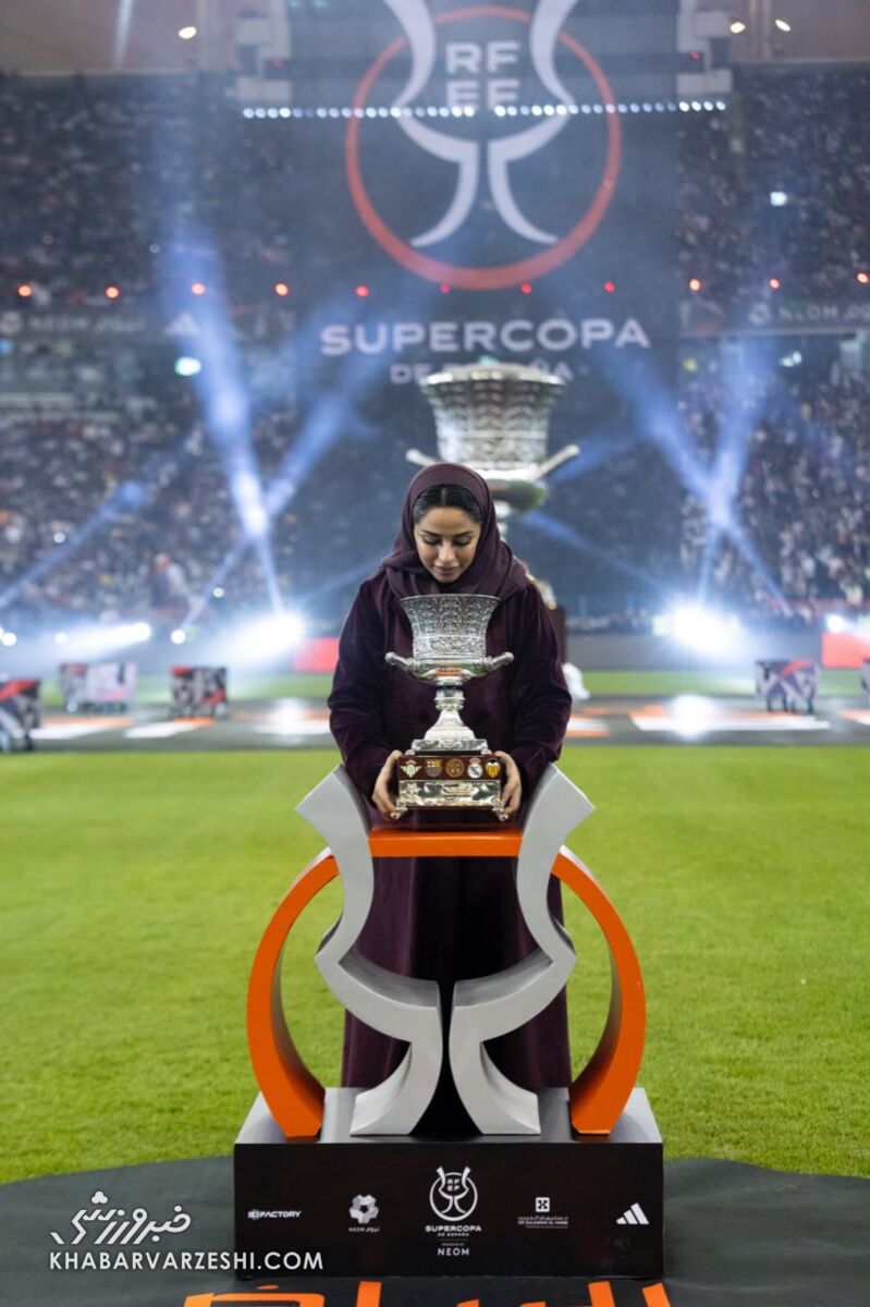 تیپ خاص زن عربستانی که جام سوپرکاپ را به زمین آورد +‌ عکس