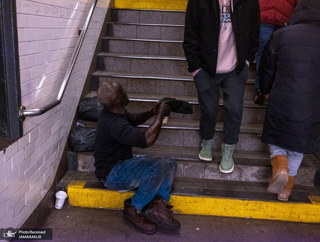 تکدی گری در ایستگاه مترو شهر نیویورک + عکس