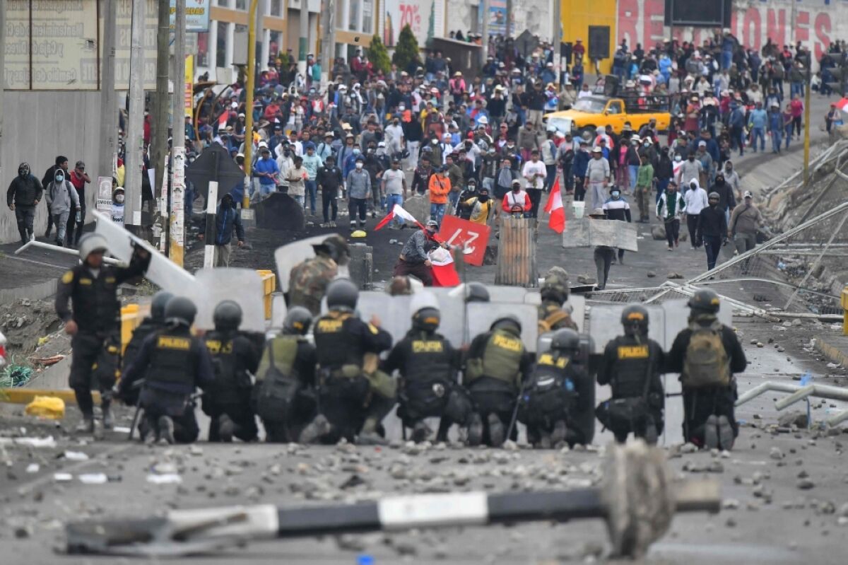 نحوه سنگر گرفتن پلیس کشور پرو در مقابل  معترضان +عکس