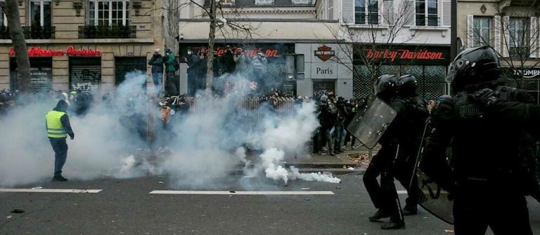 شهروندان محترم با توجه به خشونت های شدید لطفا فعلا به پاریس نروید! +تصویر