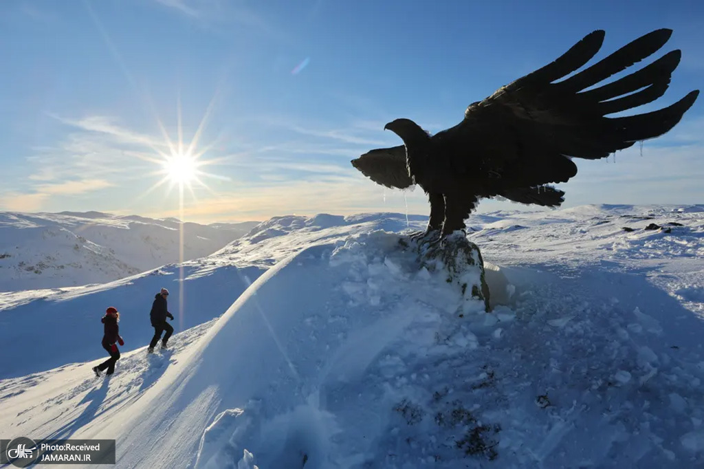 مجسمه عقاب طلایی بر فراز کوه + عکس
