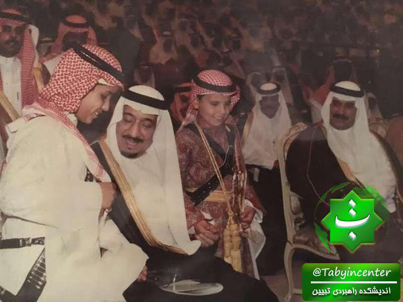 تصویری نادر از کودکی محمد بن سلمان «ولیعهد عربستان» در کنار شاه سعودی