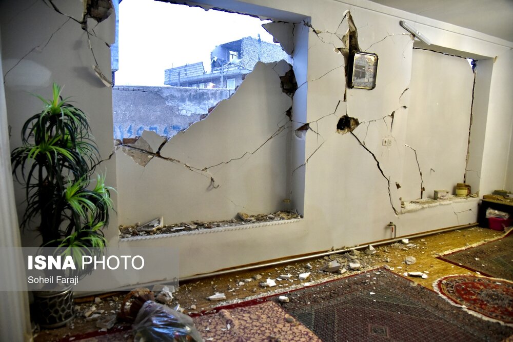 دیوارهای فروریخته در خوی صبح روز بعد از زلزله + عکس