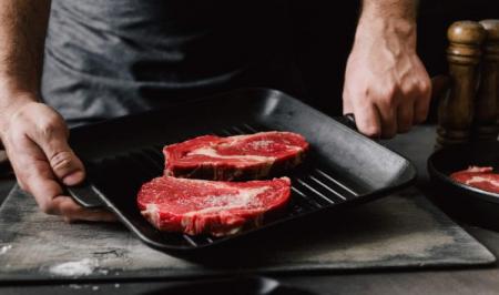 چند اشتباه رایج در یخ‌ زدایی از گوشت یخ‌ زده
