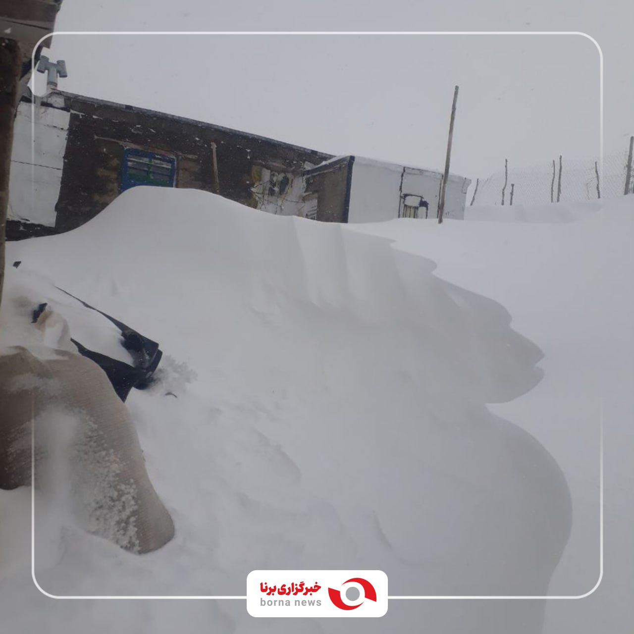 تصویر زیبای کولاک برف در ورودی یکی از خانه‌های روستایی سقز + عکس