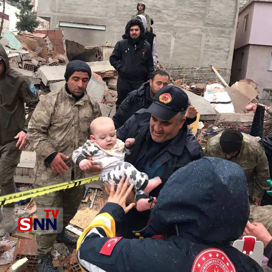 نجات معجزه‌آسای یک نوزاد از زیر آوار در ترکیه + عکس