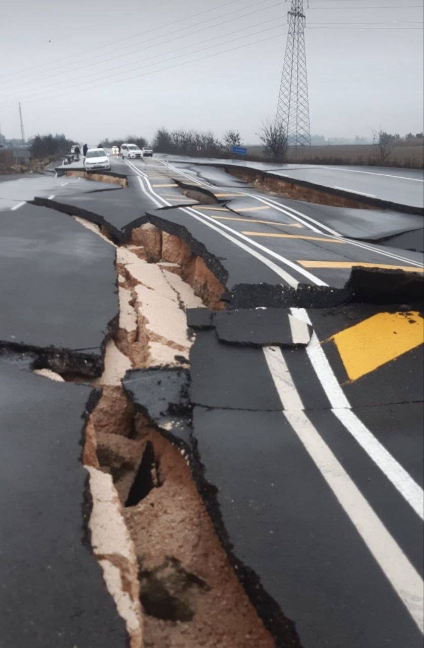 ‏وضعیت جاده هاتای و ریحانلی بعد از زلزله ۷.۸ ریشتری در  ترکیه + عکس