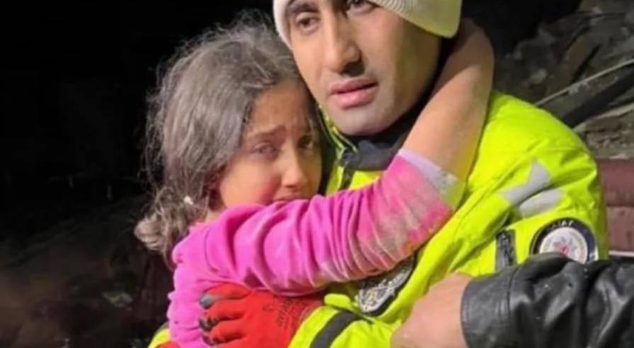 نجات یک دختربچه از زیر آوار بعد از ۲۱ ساعت + عکس