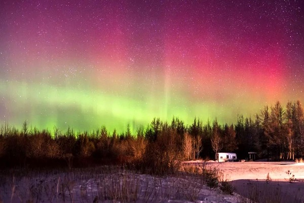 تصاویری خیره کننده از شفق های قطبی قرمز و سبز در اسکاتلند و نروژ